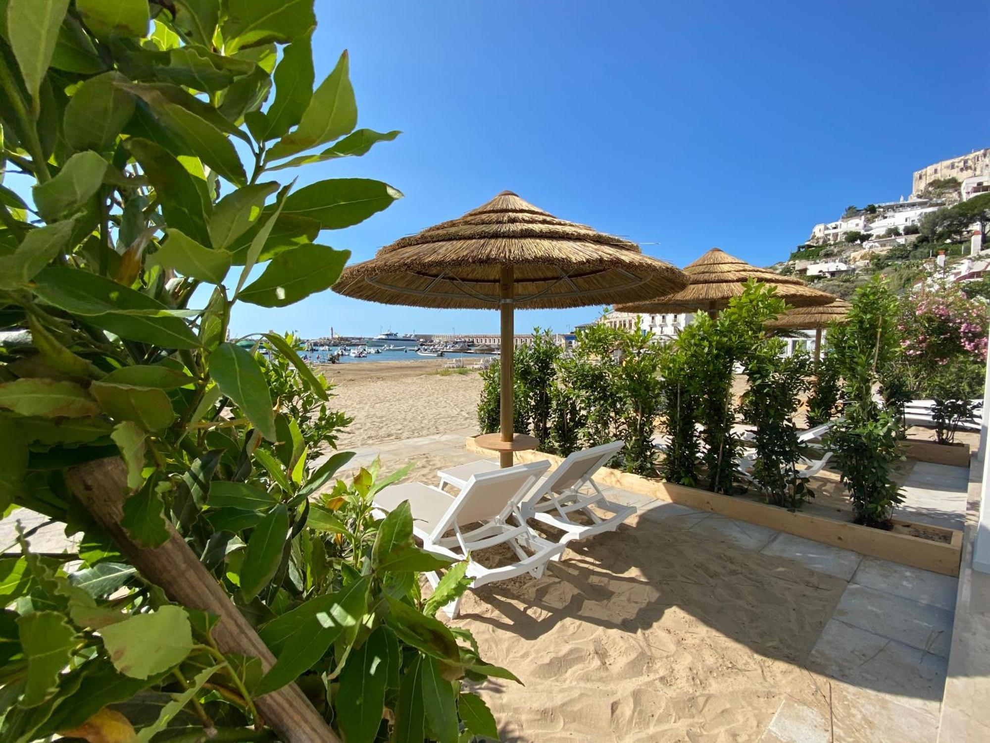 Marina Bay Beach Hotel Peschici Exteriör bild