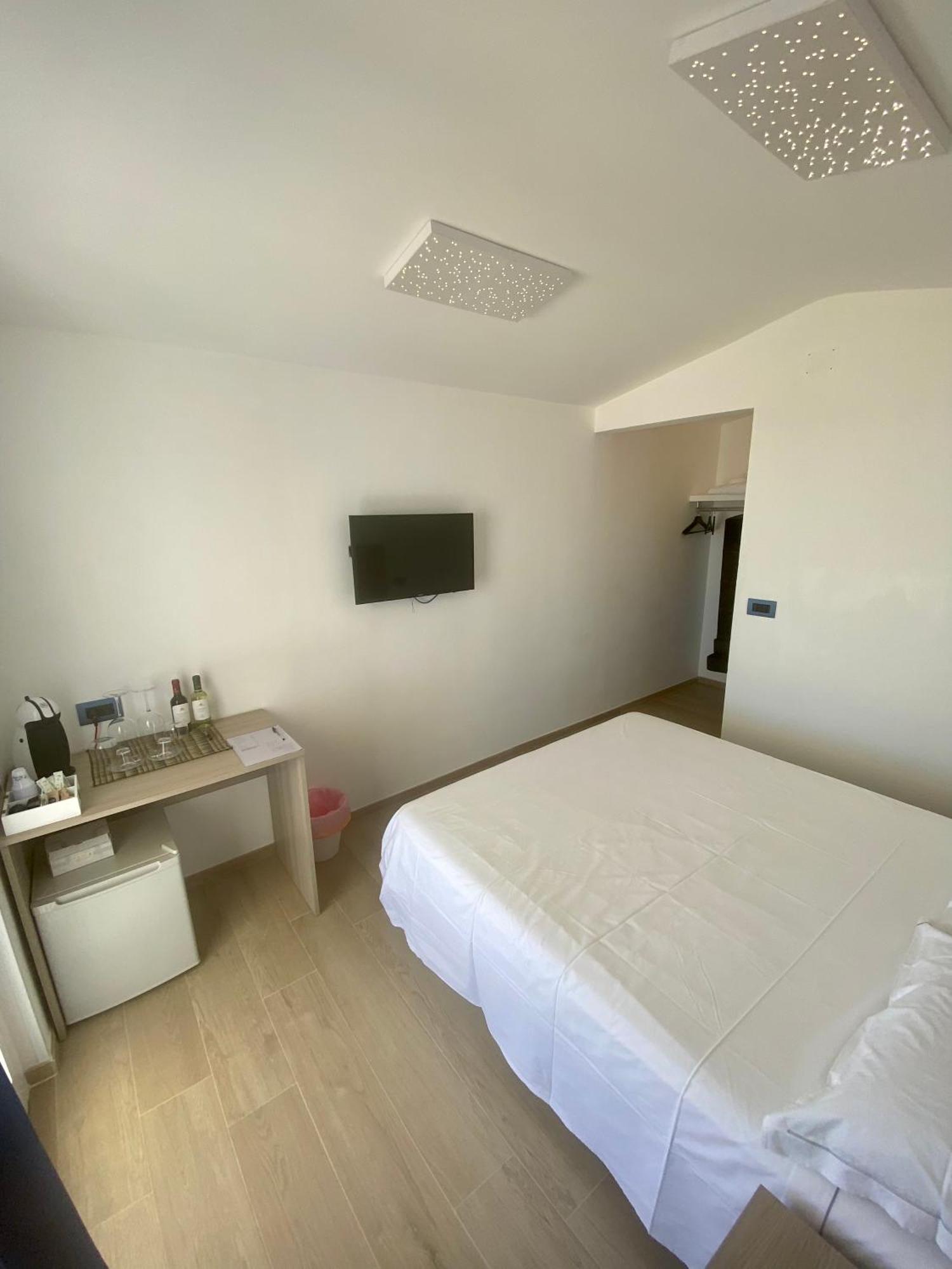 Marina Bay Beach Hotel Peschici Exteriör bild