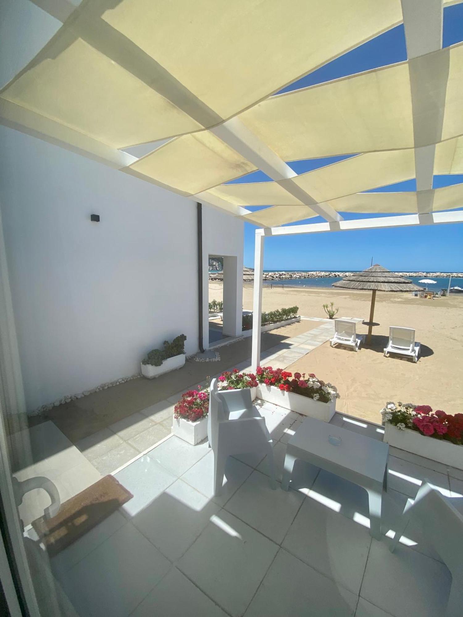 Marina Bay Beach Hotel Peschici Exteriör bild